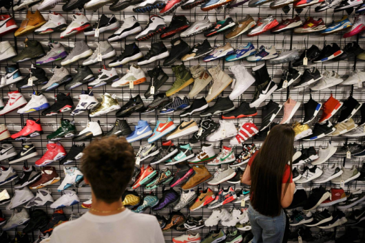 Tìm Mua Giày Sneaker Hàng Cao Cấp Chính Hãng Tại TPHCM